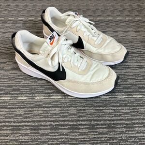 Nike unisex Men's size 9 or women’s size 11. Cream and white Sneakers